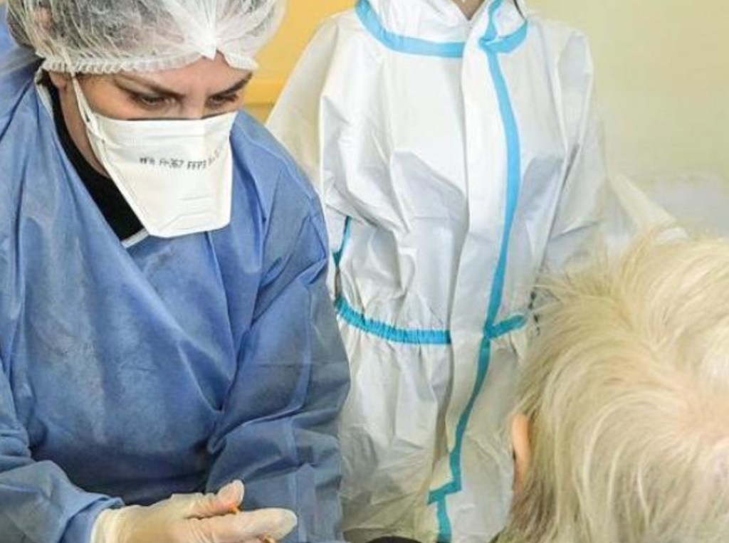 Torino, i ritmi da fabbrica della Rsa. «Siamo solo in due per ogni reparto»