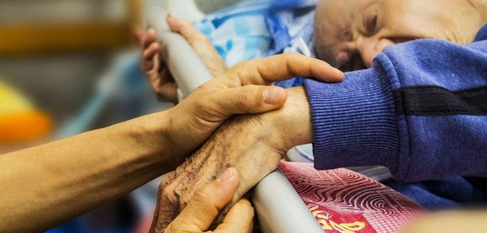 STORIE D’ITALIA/ Se un anziano non autosufficiente fa sballare i conti di una famiglia “normale”